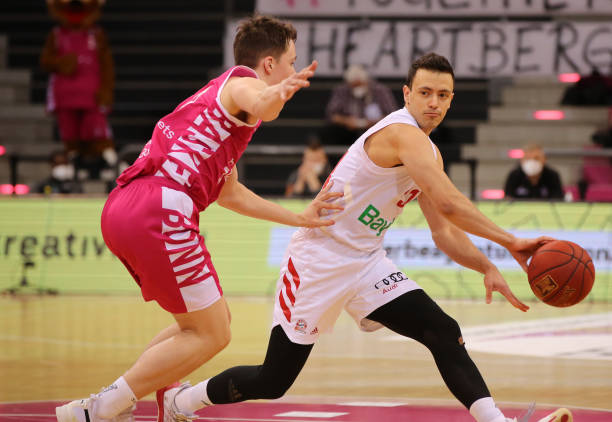 面临一个由 面临一个由